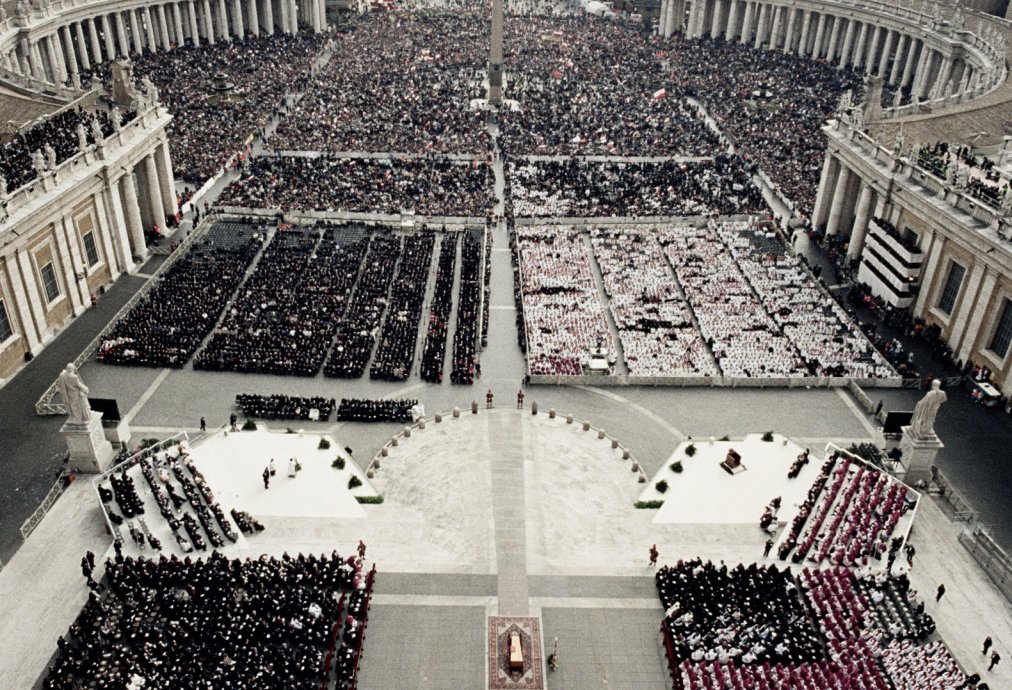 plac św. Piotra podczas pogrzebu Jana Pawła II