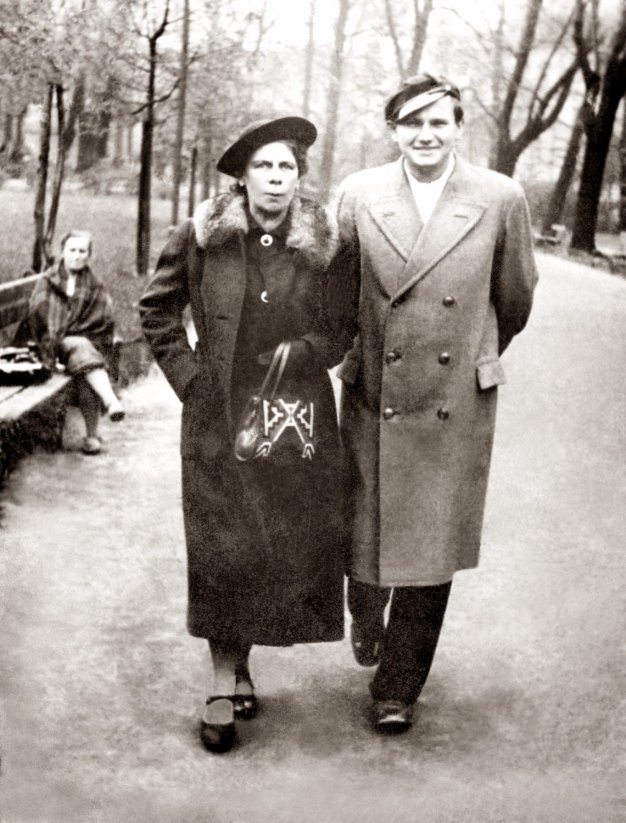 Z ciotką, Stefanią Wojtyłową na krakowskich plantach